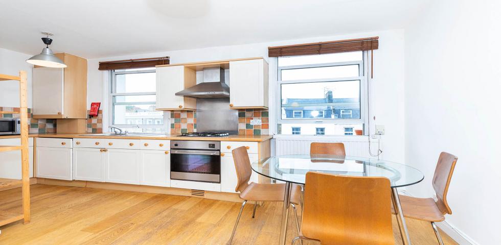Split level three bedroom flat with modern furnishings mins to tube & shops Brecknock Road, Tufnell Park